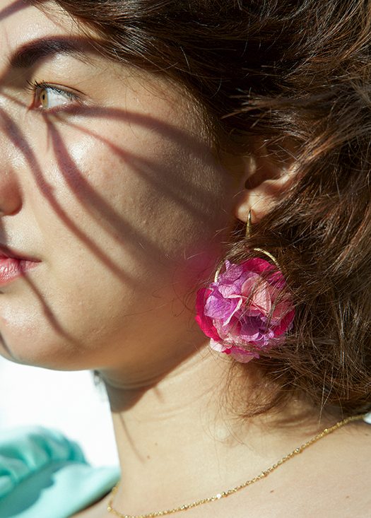 Boucle d'oreille en fleur stabilisé modèle marine sur modele