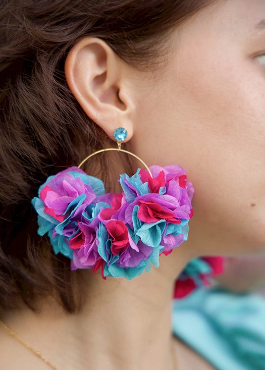 Boucle d'oreille en fleur stabilisé modèle Emma sur modèle
