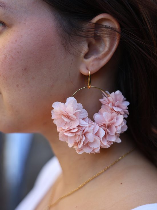 Boucle en fleur naturelle stabilisée modèle Anissa